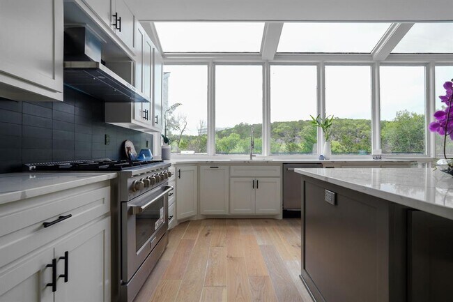 Building Photo - 1716 Bartoncliff Dr