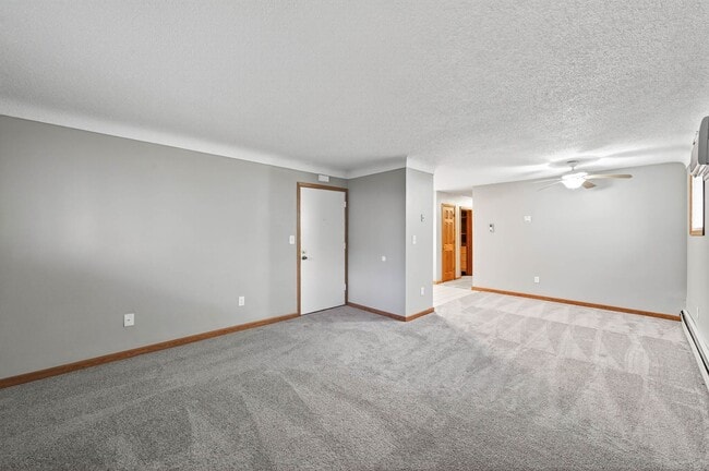 Building Photo - Updated Spacious 2BR/1 Bath Apartment Avai...