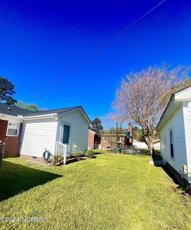 Building Photo - 2619 Crockett Dr