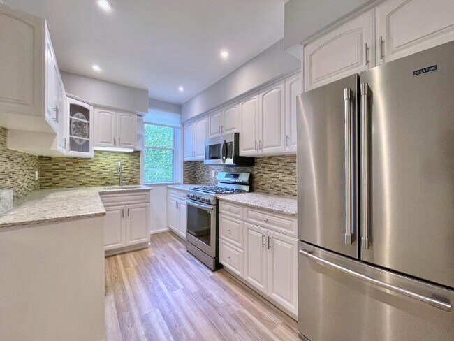 Building Photo - 259 3rd St