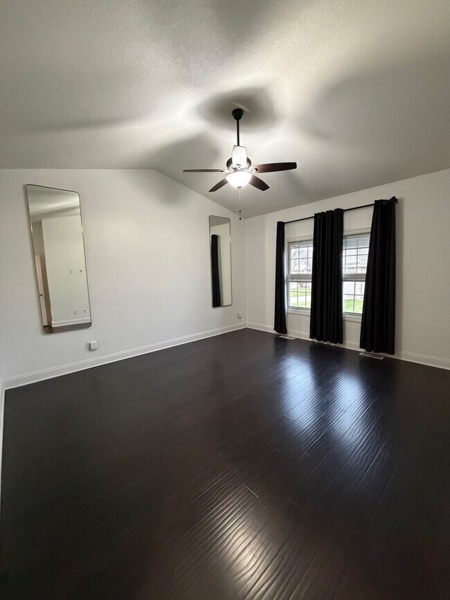 Building Photo - COMMINNG SOON - 4 BED 3 1/2 BATH HOUSE