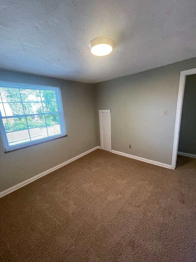 Building Photo - Townhouse on Spacious Corner Lot