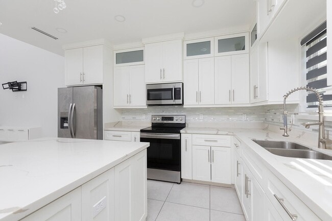 Building Photo - 1822 Sunset Dr