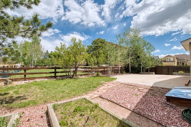 Building Photo - Beautiful home with 5 bedrooms, 3 1/2 bathrooms, 3-car garage available now!