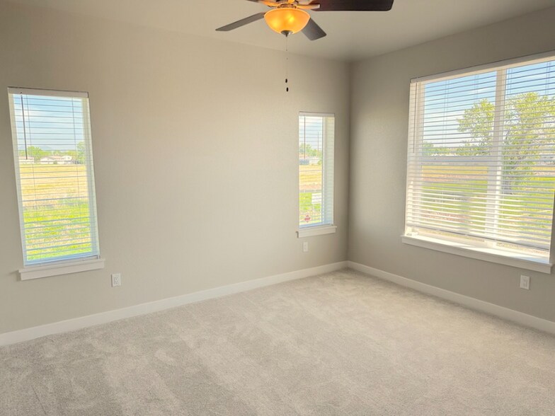 Building Photo - 844 Schlagel St