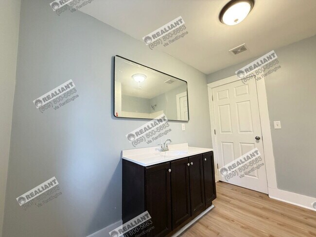 Building Photo - 939 Putnam St
