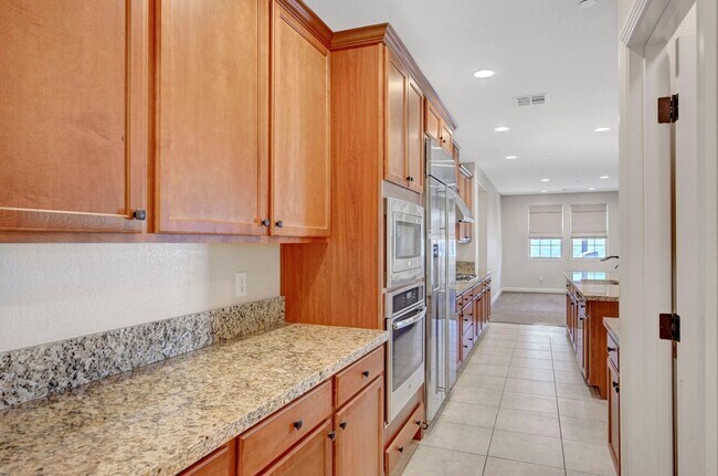 Building Photo - 4 bedroom home with 2 primary bedrooms! On...