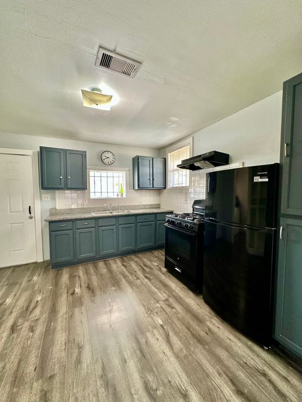 Building Photo - 305 N Live Oak St