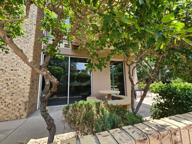 Building Photo - Amazing Penthouse 2 Bedroom 2 Bath With Mo...