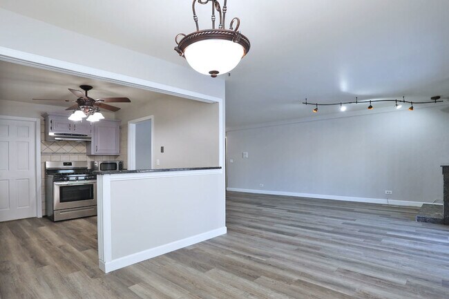 Building Photo - 236 Deerpath Ct