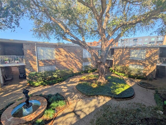 Building Photo - 2101 Fountain View Dr