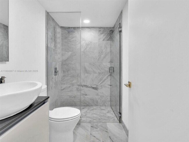 Building Photo - 9821 E Bay Harbor Dr