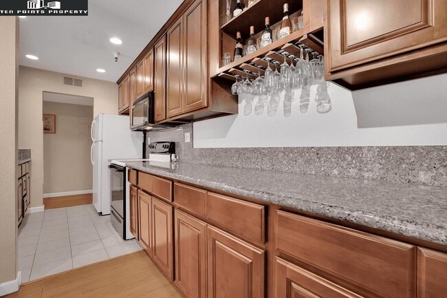 Building Photo - 1400 Carpentier St