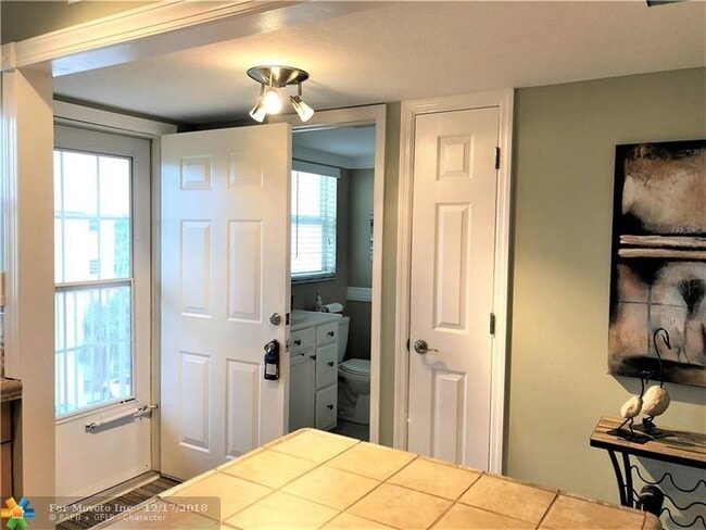 Building Photo - 2515 NE 1st Ct