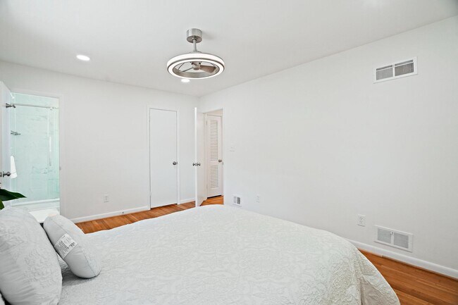 Building Photo - 6607 Lone Oak Dr