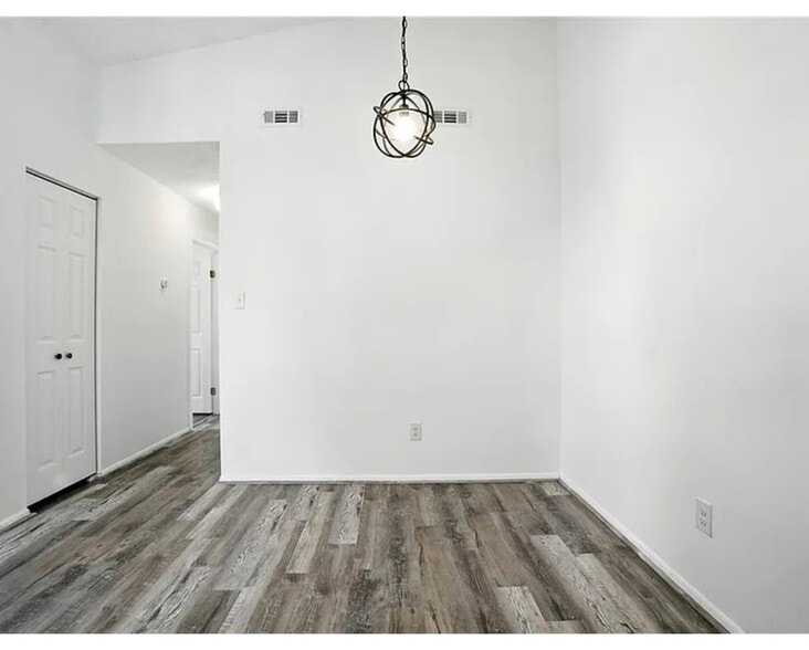 Building Photo - 607 Pylon Ct
