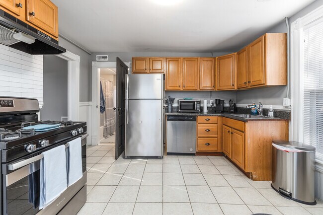 Building Photo - 546 Marshall Ave SW