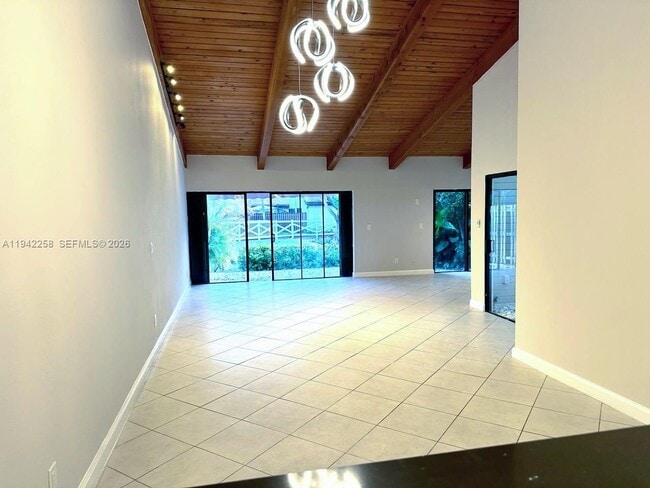 Building Photo - 2753 Parkview Dr S