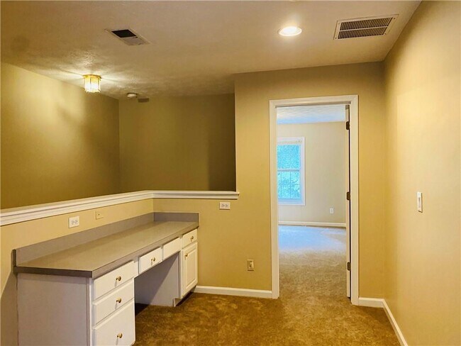 Building Photo - 3400 Palm Cir