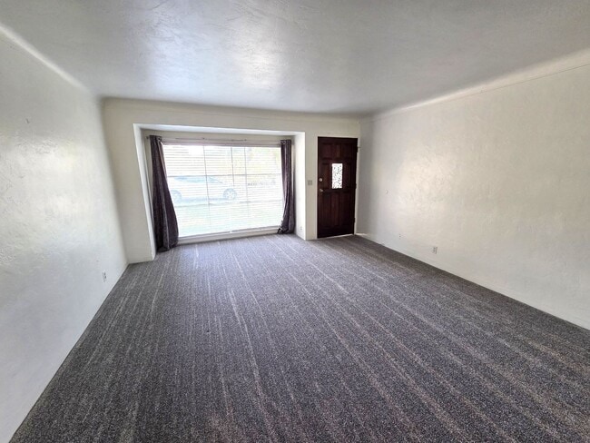 Building Photo - Updated 2 Bedroom 1 Bath Home