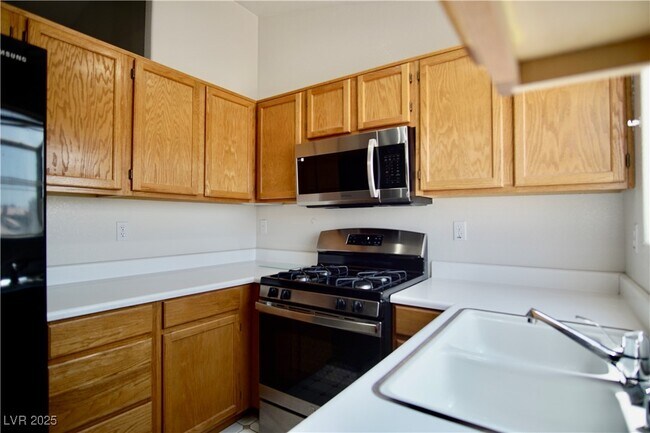 Building Photo - 733 Anne Ln
