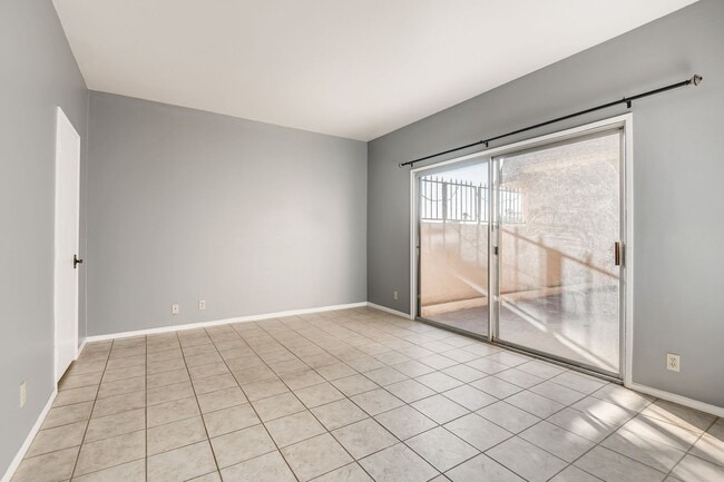 Building Photo - Immaculate 2 bedroom condo with all the ap...