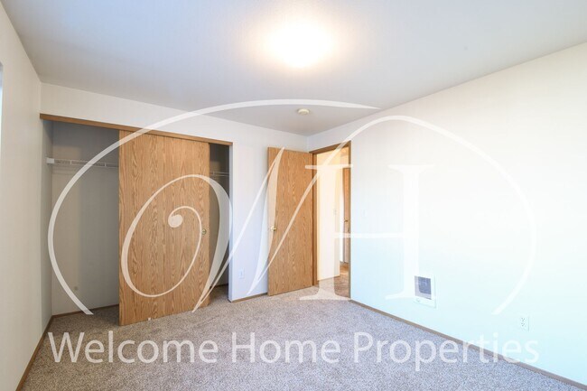Building Photo - Fresh Clean Apartment Close to WWU