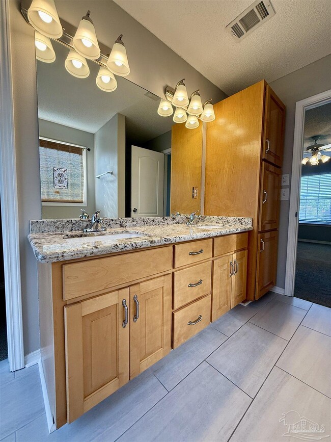 Building Photo - 2121 Pin High Dr