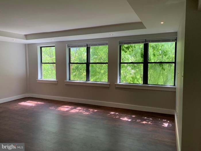 Building Photo - 210 Oakwood St SE