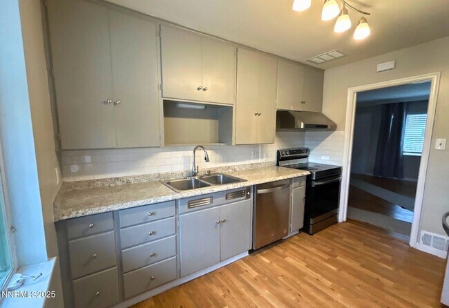 Building Photo - 320 W Plumb Ln