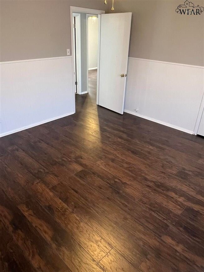 Building Photo - 1118 Ireland St