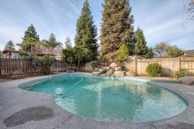 Building Photo - Spacious 5 Bedroom Clovis Home