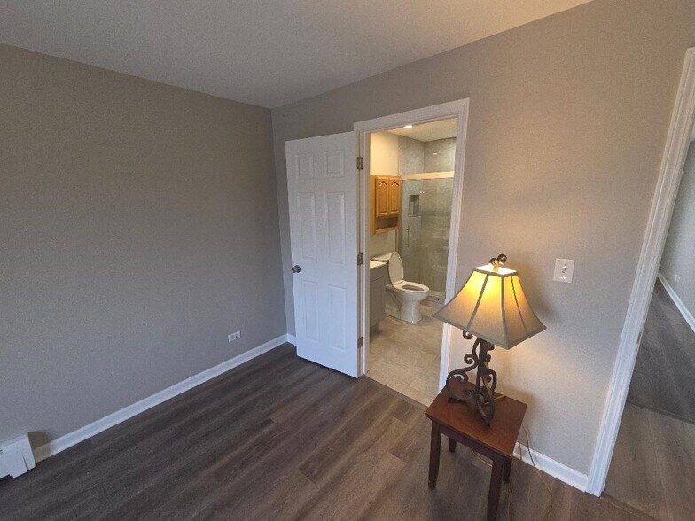 master bath entry - 400 Echo Ln