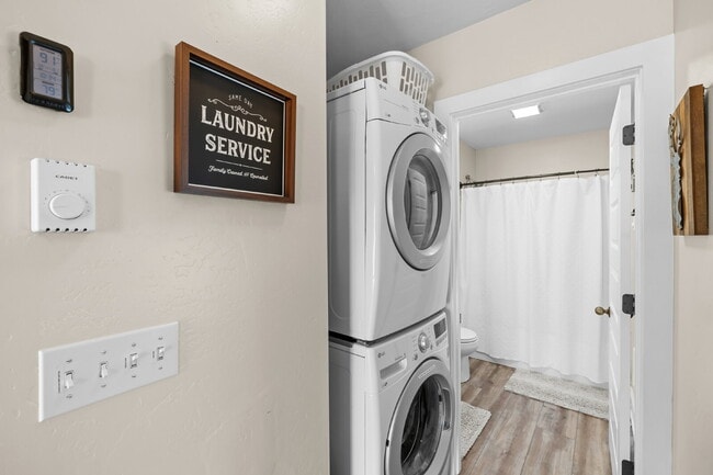 Building Photo - Charming & centrally located- Avail October 1st thru May 31st.