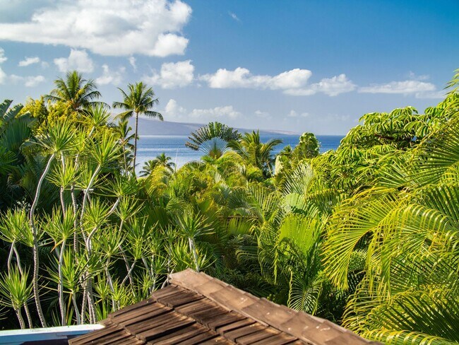 Building Photo - Beautiful Furnished, 2 Bed, 3 Bath, Gated ...