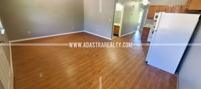 Building Photo - Beautiful 2 Bedroom/2 Bath in Raymore-Available NOW!!