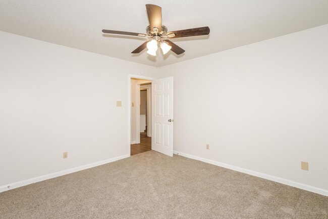 Building Photo - 5530 Oak Branch Cir N