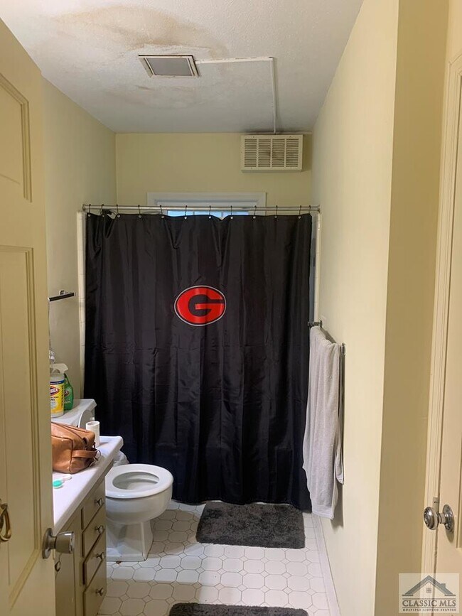 Building Photo - 350 S Pope St