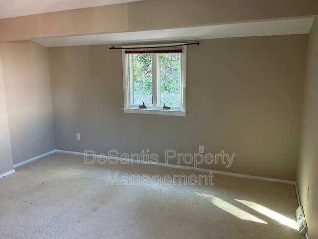 Building Photo - 471 Manordale Rd