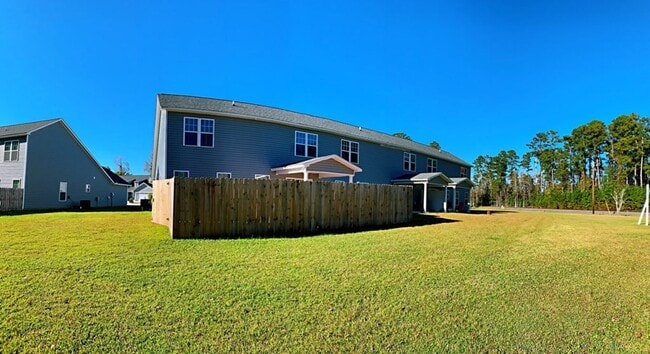 Building Photo - Townhome in Desirable Croatan Crossing Sub...