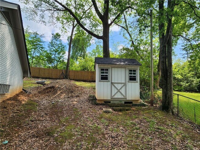 Building Photo - 943 Barton Woods Rd NE