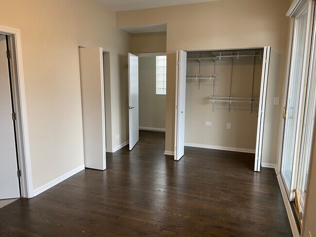 Building Photo - 1837 W North Ave