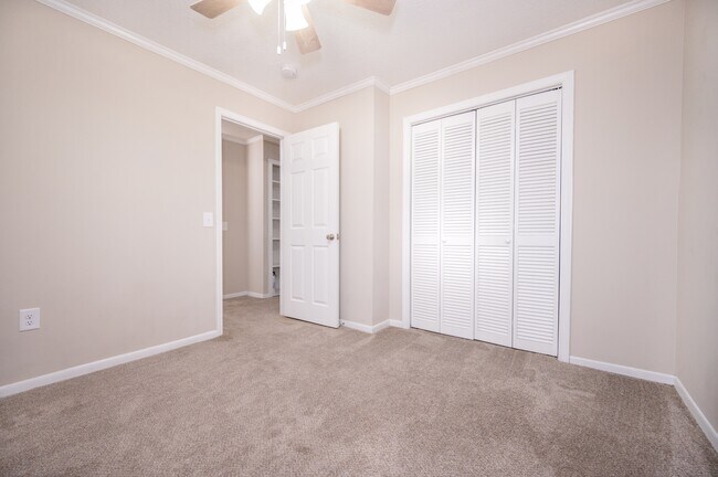 Building Photo - 415 Parkdale Dr