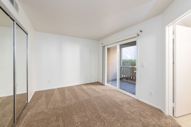 Building Photo - 3 bedroom townhome located In Rancho Carrillo!