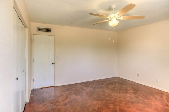 Building Photo - 1422 S Moonflower Ln