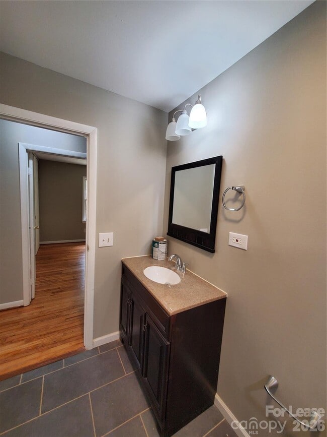 Building Photo - 1122 Rolling Ln