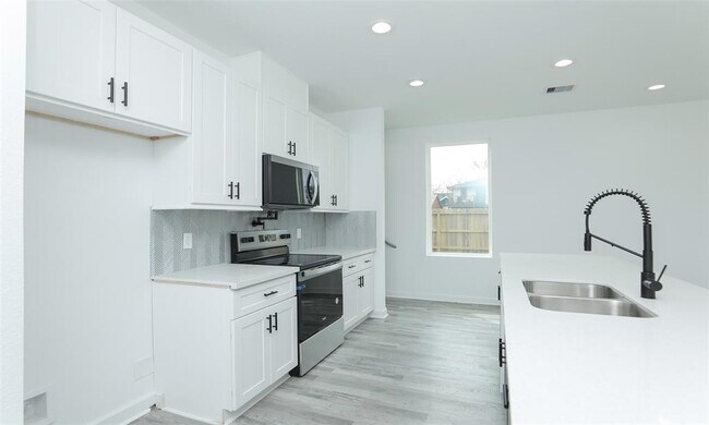 Building Photo - 9315 Ashville Dr