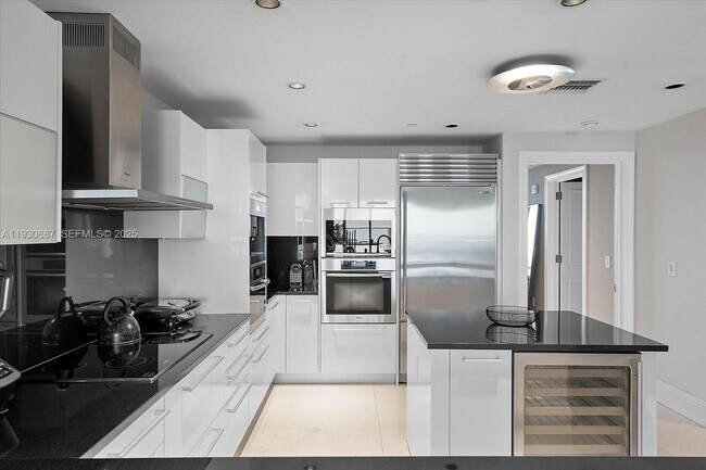 Building Photo - 17121 Collins Ave