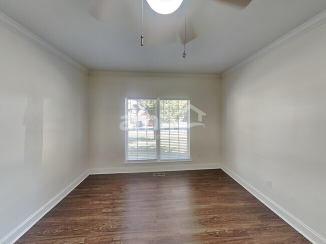 Building Photo - 447 Titans Cir