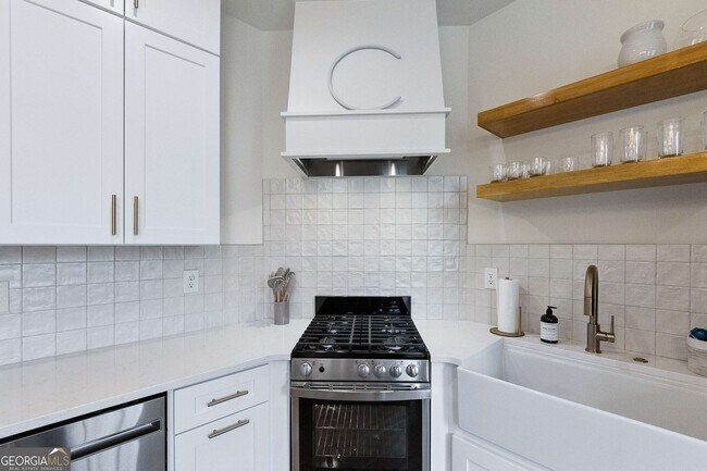 Building Photo - 11 Bourbon St